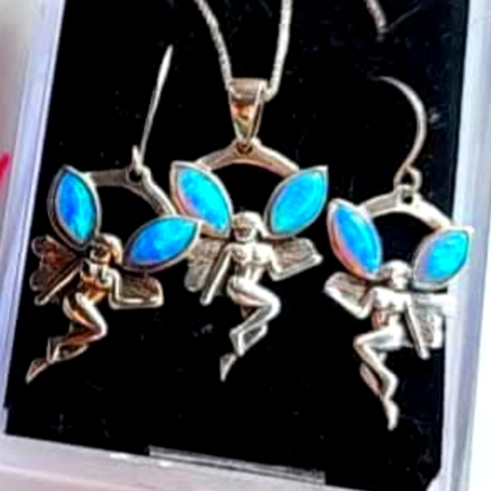 beautiful brand new. NEVER WORN OPAL FAIRY 🧚‍♂️ NECKLACE & EARRINGS STAMPED SET